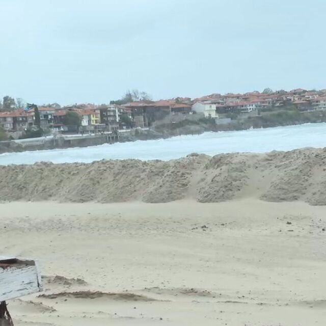 Багер на плажа в Созопол: Защо тежка техника копае пясъка? 