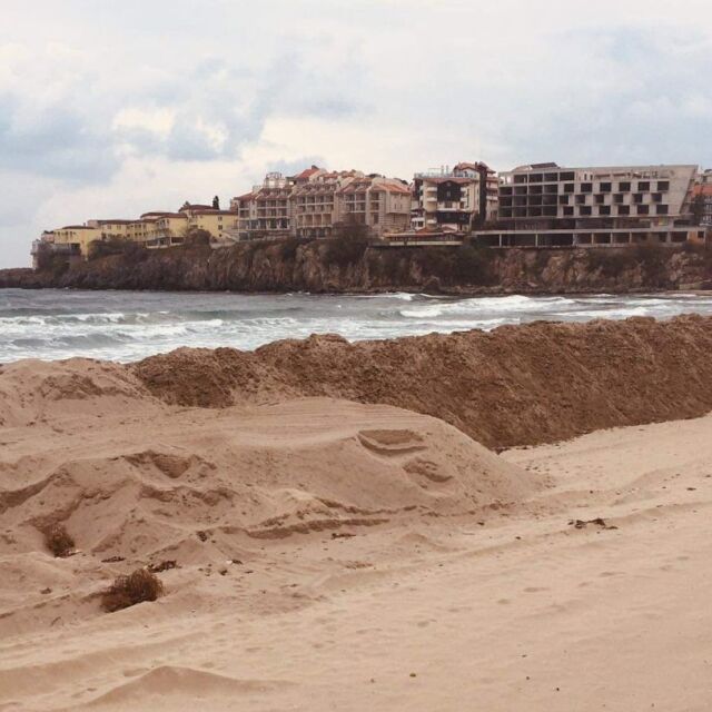 Министерството на туризма проверява защитната дига на плажа в Созопол