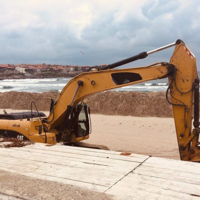 Разпоредиха на концесионера в Созопол да спре изземването на пясък от Черно море