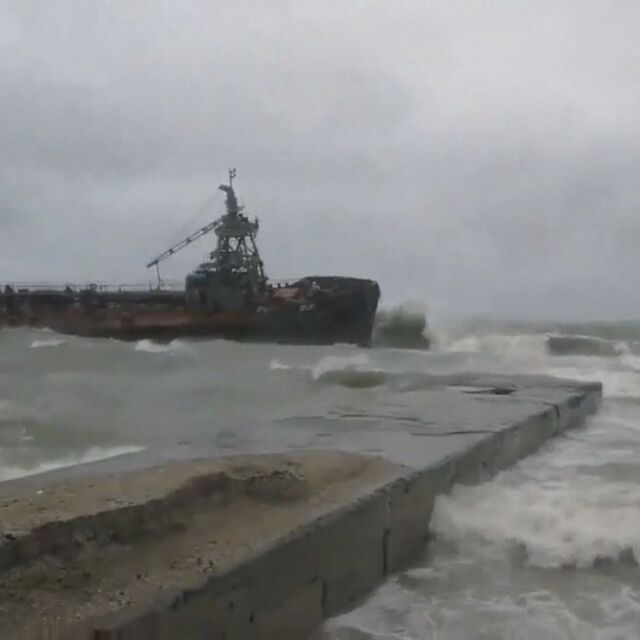 Буря обърна товарен кораб в Черно море