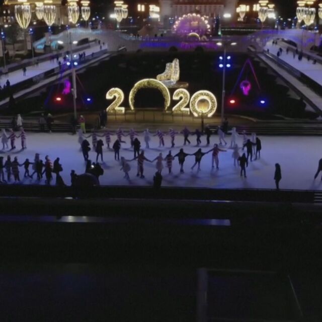 Москва посреща празниците с голяма ледена пързалка