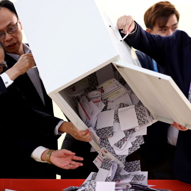 Убедителна изборна победа на продемократичните сили в Хонконг