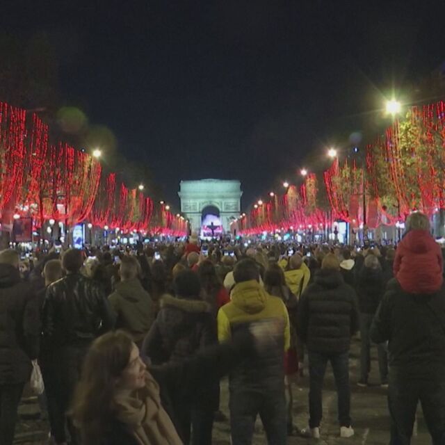 Париж заблестя: Милиони лампички осветиха Шанз-Елизе преди празниците