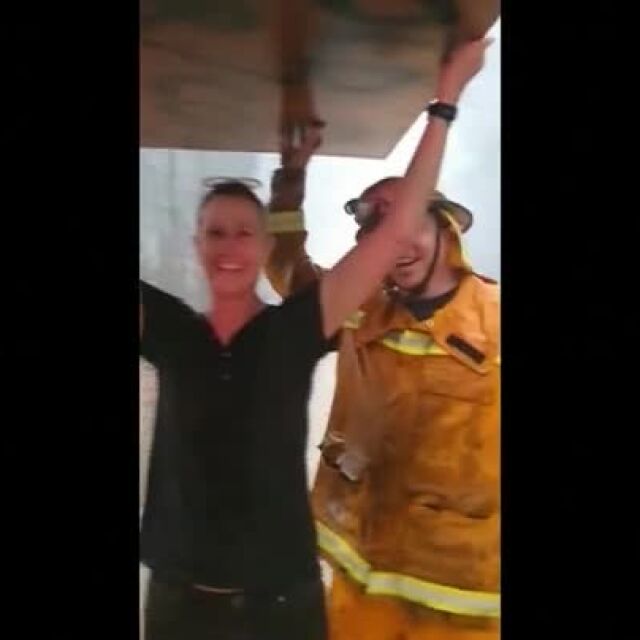 Пожарникари танцуват от щастие, след като най-накрая заваля в Австралия (ВИДЕО)