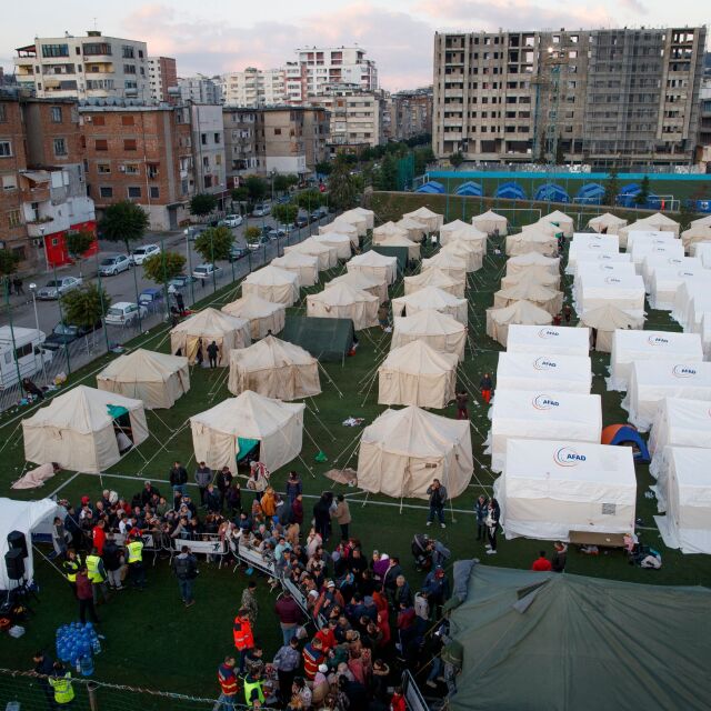Над 10 000 албанци ще прекарат празниците в палатки след труса