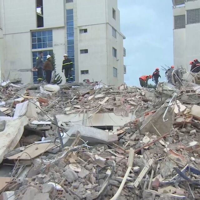Расте броят на жертвите след земетресението в Албания