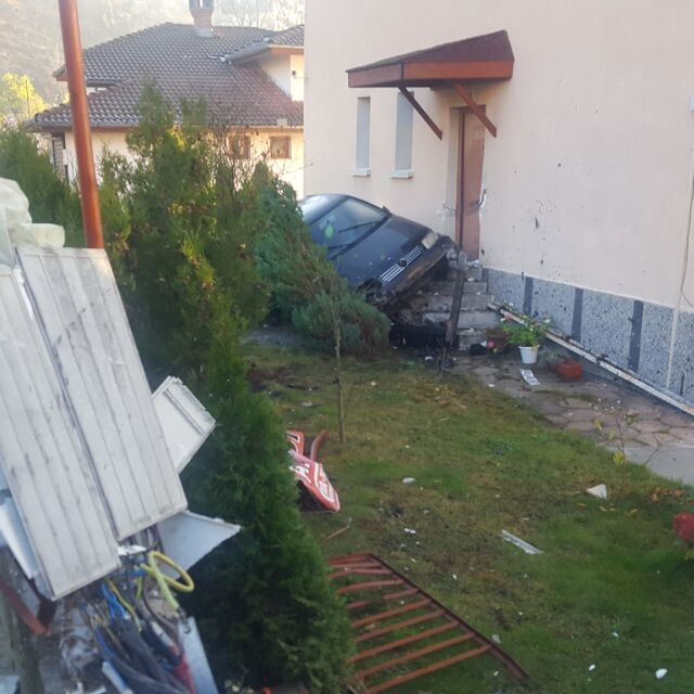 След превишена скорост: 18-годишен „паркира” в двора на къща в Смолян