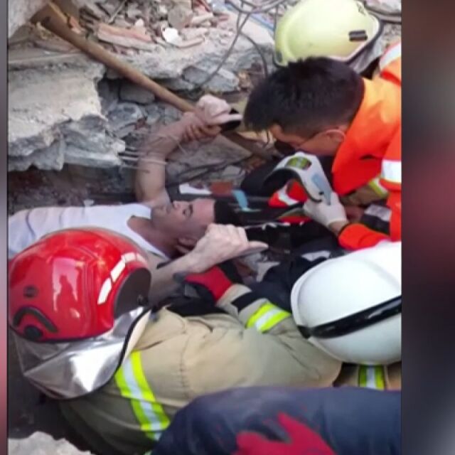 Драматични кадри: Спасяват оцелял под руините в Албания (ВИДЕО)
