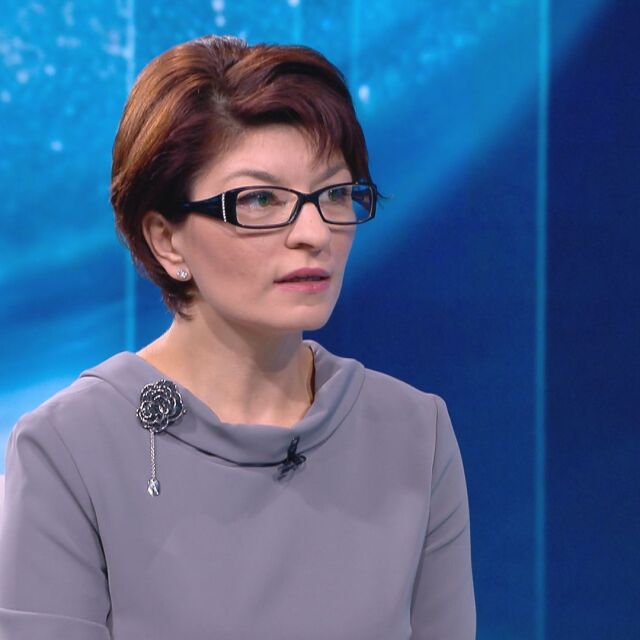 Десислава Атанасова: Не се опитваме да играем игра с Конституцията
