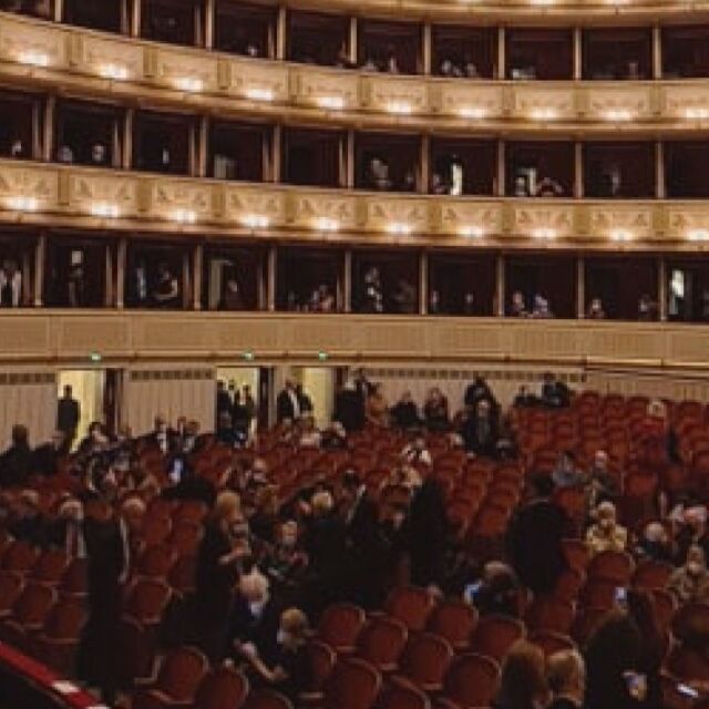 Стрелбата във Виена: Стотици останаха блокирани в операта, българка разказва за ситуацията вътре