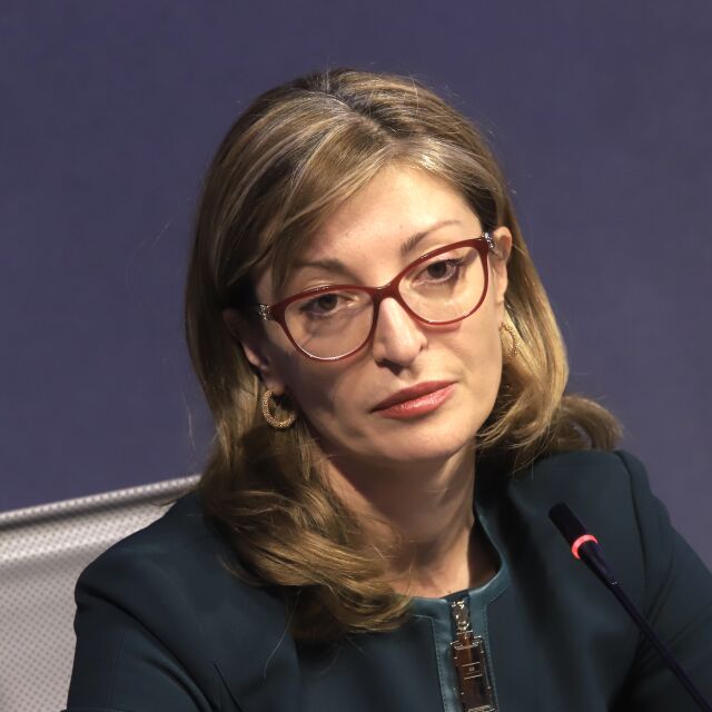Външният министър Екатерина Захариева се самоизолира