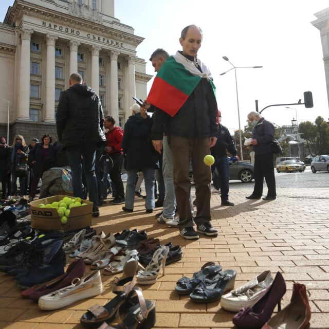 Акция: Стари обувки срещу правителството