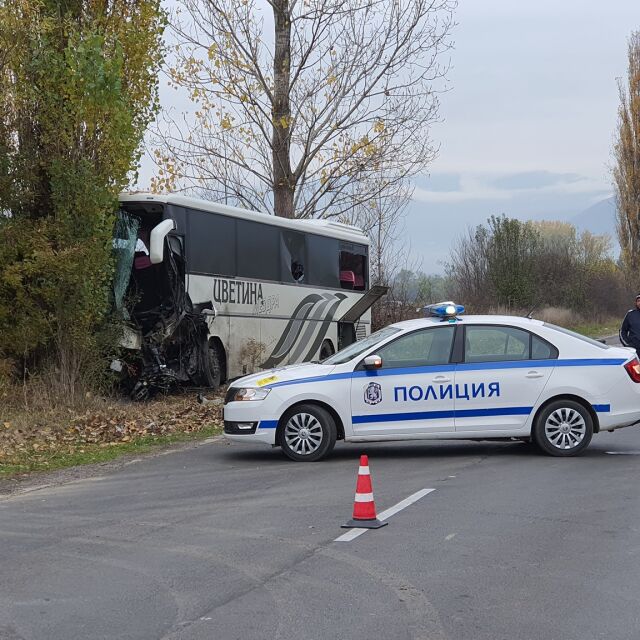 Тежка катастрофа с автобус, превозвал работници в Ботевградско