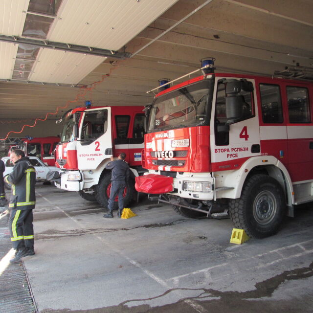 Пожарникарите в Русе подкрепиха протеста на колегите си в София