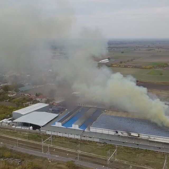 След големия пожар в завод в Катуница: Все още няма данни за чистотата на въздуха