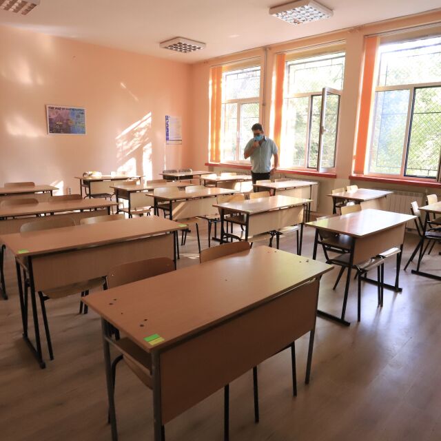Учениците в 6. и 7. клас в София ще учат онлайн, гимназистите остават вкъщи до 27 ноември