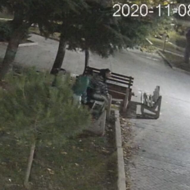 Вандализъм в парка: Младежи чупиха безпричинно пейки в Бургас