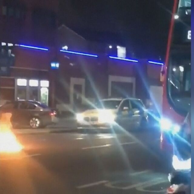 Кола се заби в полицейски участък в Лондон