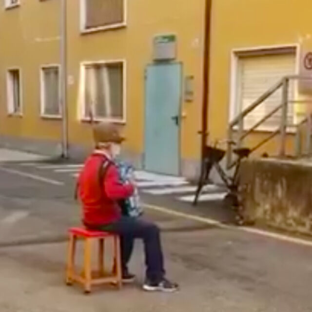 81-годишен италианец изнесе серенада на съпругата си под прозореца на болницата, защото не може да я посети