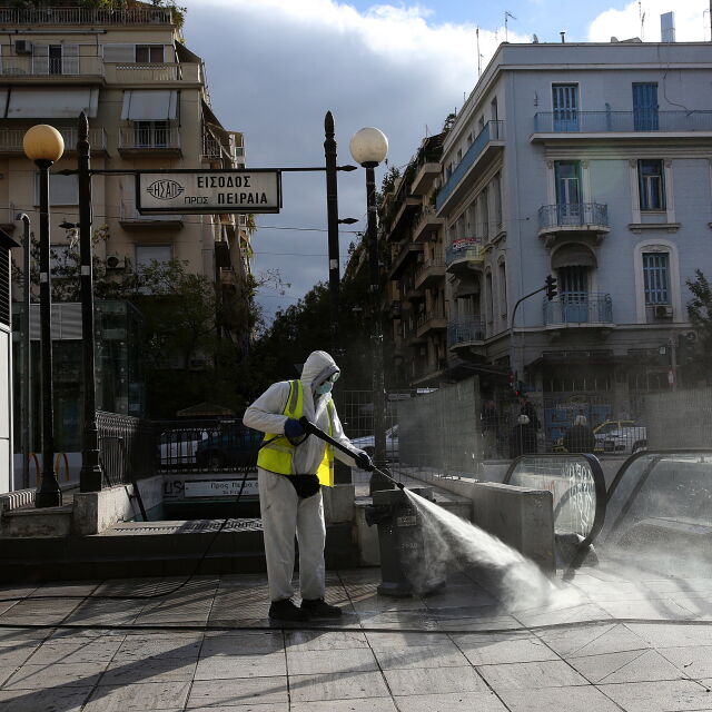 Заради ръст на заразените Гърция няма да разхлабва мерките