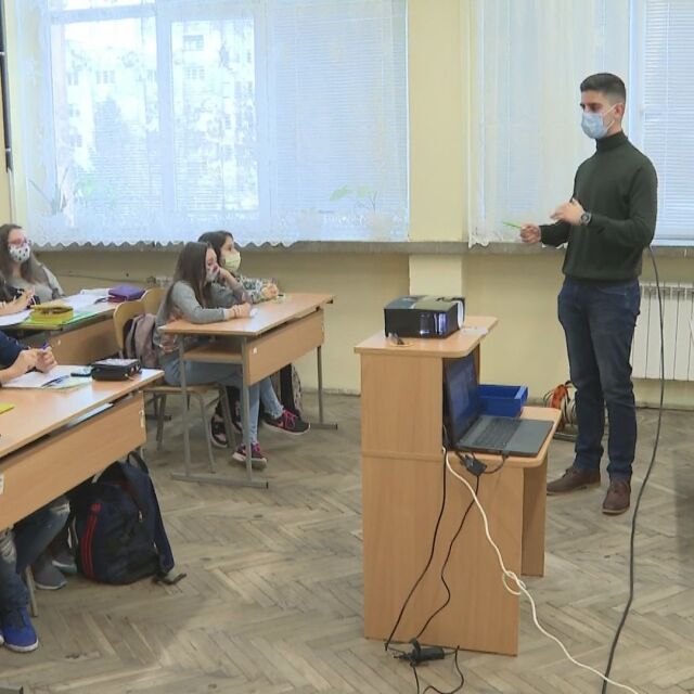 Студенти от Великотърновския университет заместват учители, заразени с COVID-19
