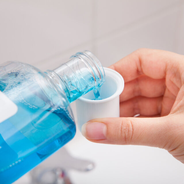 Водата за уста убива коронавируса за 30 секунди, сочи проучване