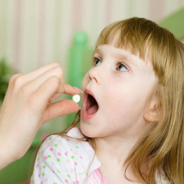 Антибиотиците при деца под 2 години водят до здравословни проблеми в детството, установява изследване