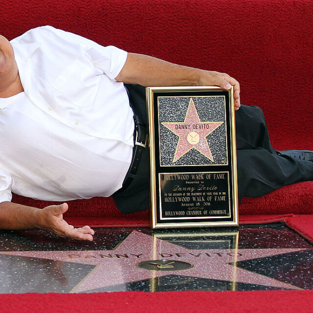 Голям актьор в малко тяло – Дани де Вито и болестта, която го обрече да е висок само 147 см