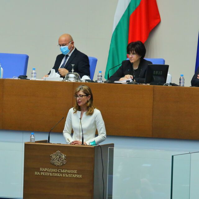Темата „Скопие“ в парламента: Захариева отговаря за обтегнатите двустранни отношения