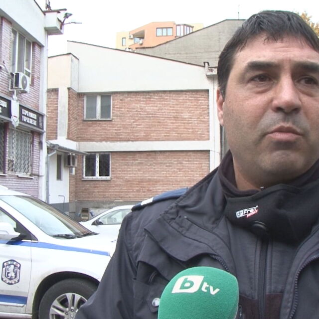 Полицай от Бургас купува лекарства на болни от COVID-19, изолирани у дома