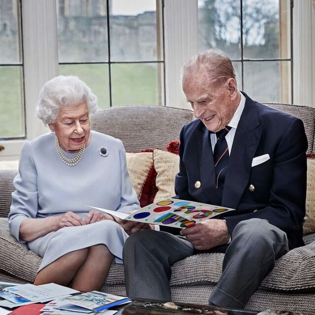 73 години брак: кралица Елизабет и принц Филип получиха трогателен подарък от правнуците