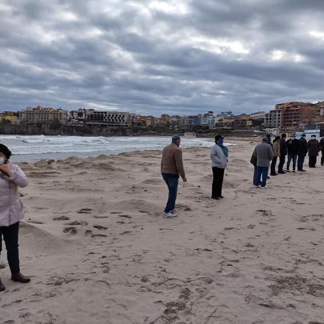 Протест в Созопол с искане да спре разораването на плажната ивица за дига