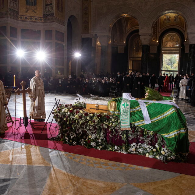 Погребаха сръбския патриарх Ириней в криптата на храма „Свети Сава“