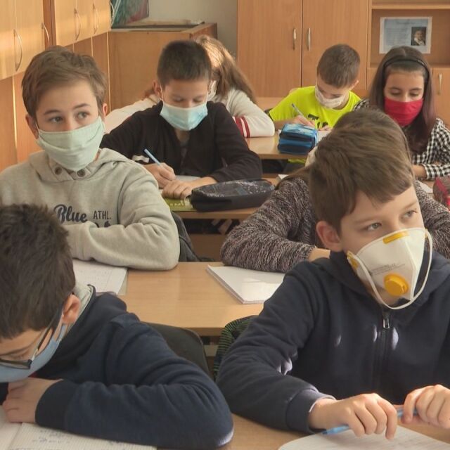 Отново в клас: Децата, които отказват да носят маски в час, ще учат онлайн