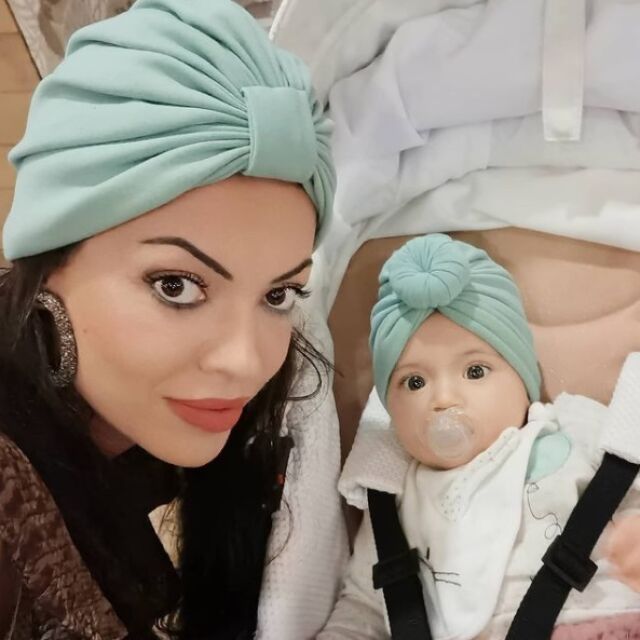 Мода за бебета: Славея Сиракова и дъщеричката й си сложиха еднакви тюрбани