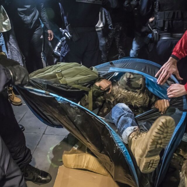 Шокиращи кадри след акция за разчистването на мигрантски лагер в Париж