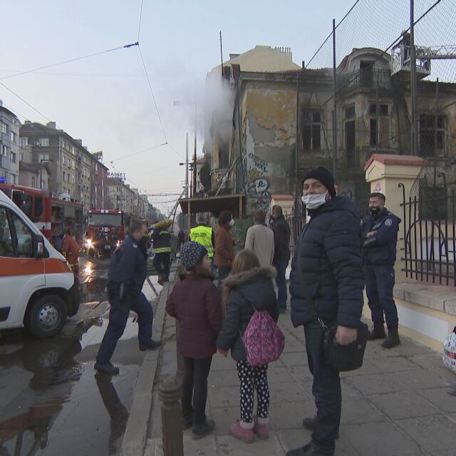 Необитаема къща изгоря в центъра на София