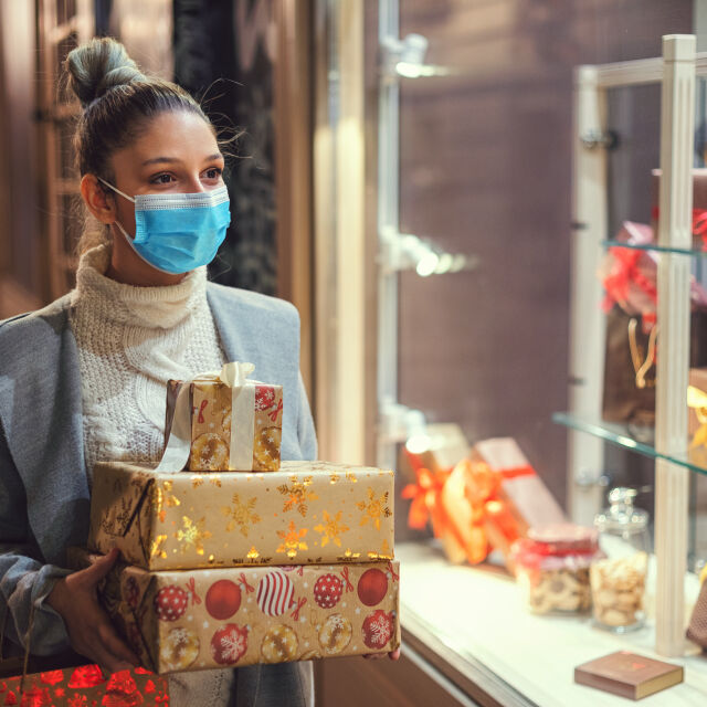 Коледа в пандемия: Учени предупреждават за възможна трета вълна на COVID-19