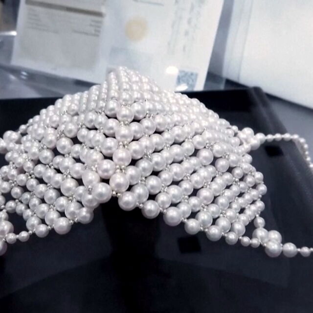 Маски с перли и полускъпоценни камъни за любителите на лукса в Япония