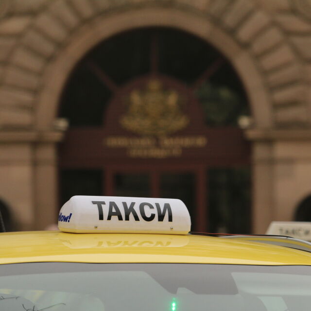 Таксиметровите шофьори с протестно шествие в София