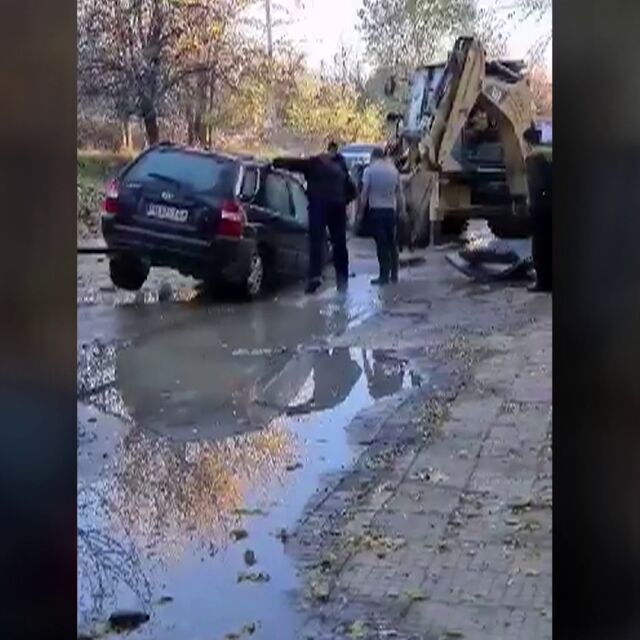 Голяма ВиК авария в Пловдив: Кола пропадна в дупка