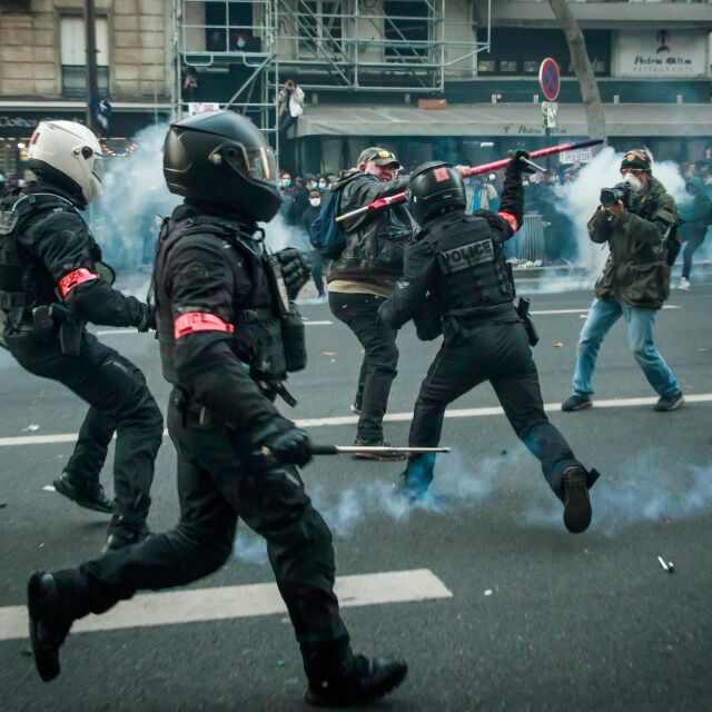 Сълзотворен газ и водни оръдия срещу протестиращите в Париж