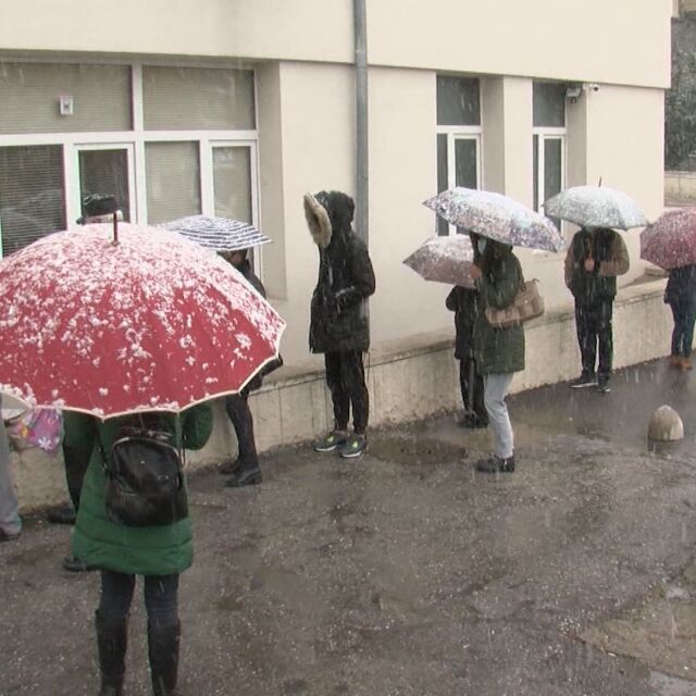 Отново опашки за PCR: Десетки чакаха за направление в студа в Благоевград