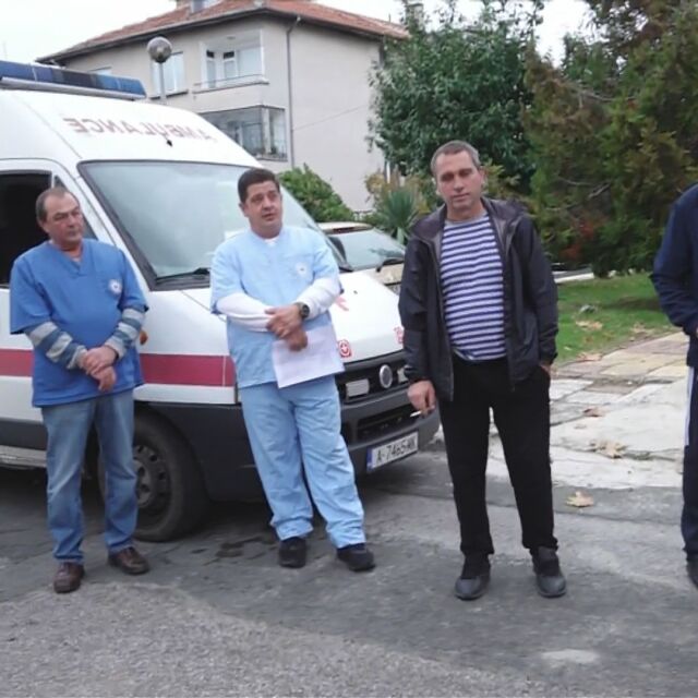 Шофьори на линейки в Приморско питат защо не получават заплащане за работа на „първа линия“