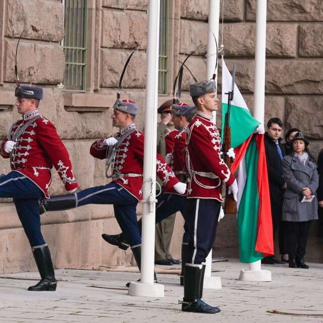 Денят на будителите: Издигат българското знаме пред президентството
