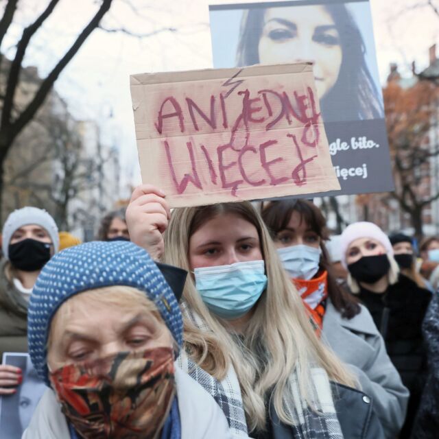 Хиляди протестираха в Полша против ограниченията на абортите