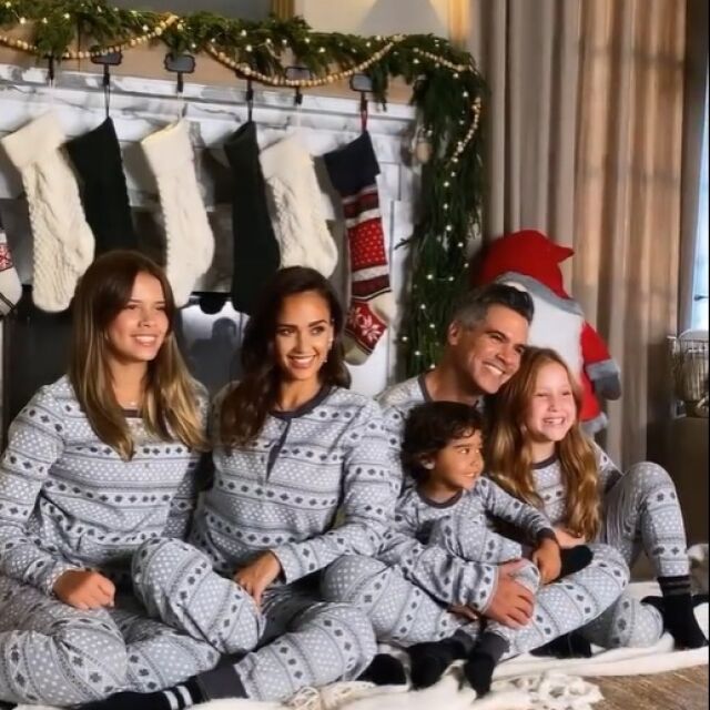 Джесика Алба в семейна фотосесия за Коледа по пижами