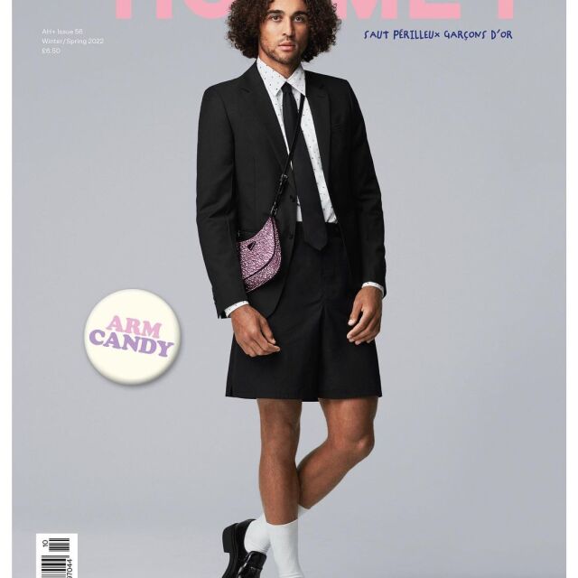 Футболист позира като "ученичка" на корицата на известно списание