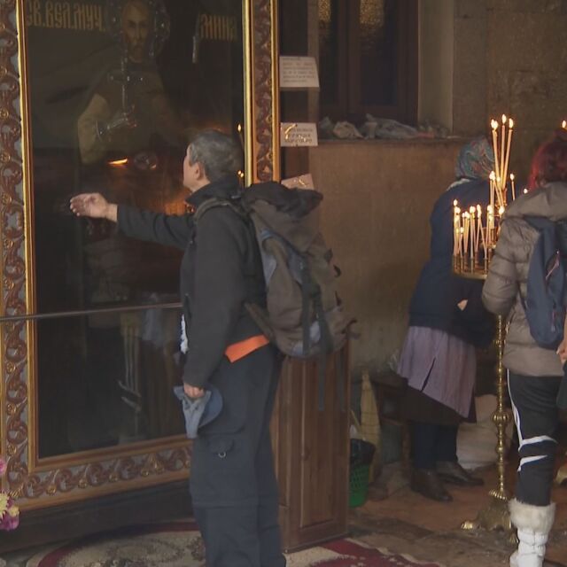 Богомолци се стичат при чудотворната икона в манастира „Св. Мина“ край София