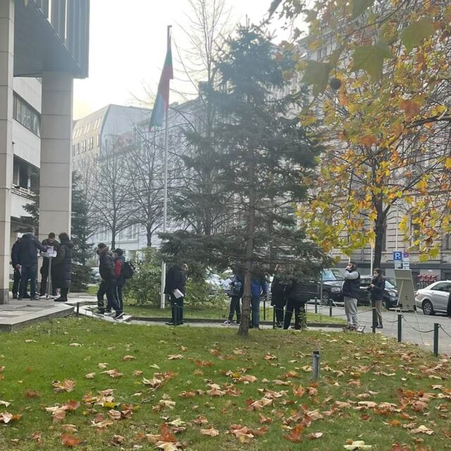 Опашки се извиха пред избирателните секции в Берлин